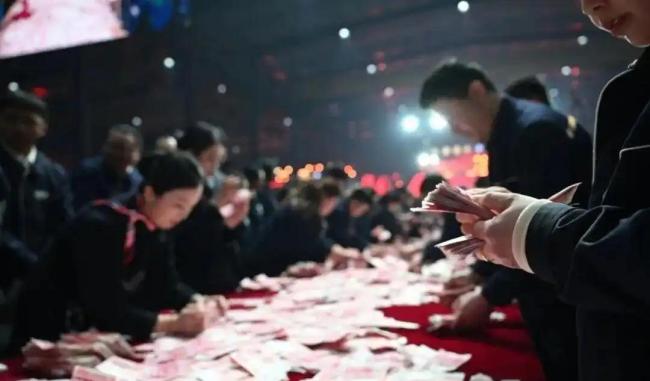 豪横老板年会上动不动就发钱，为先进员工每人追加2万现金 数钱数到手抽筋