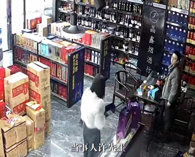 女子摔碎2400元茅台丈夫一脸淡定