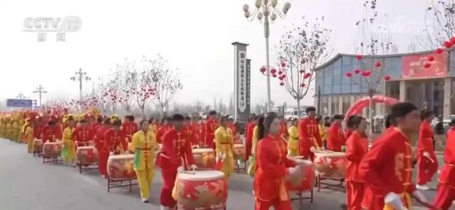 各地神态步履贺新春 多彩俗例迎新年