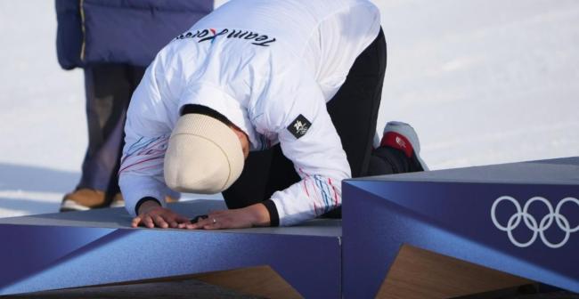 37岁韩国选手参加4届冬奥会终摘银,颁奖台上跪谢 坚持与感恩铸就辉煌