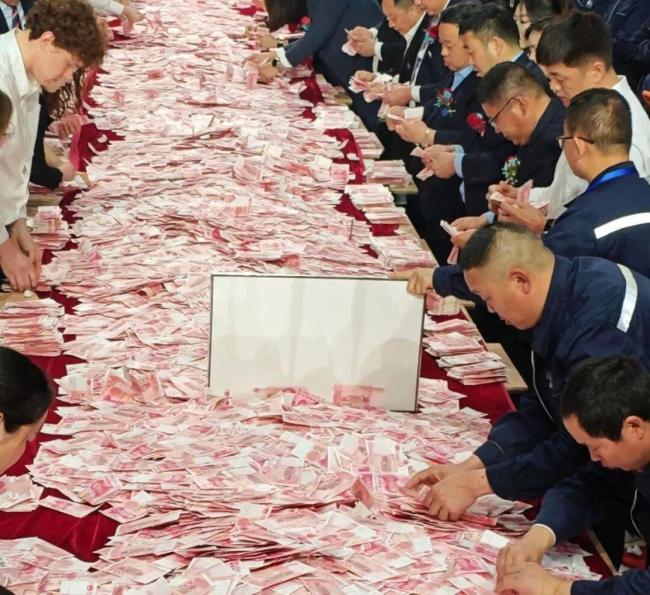 发1.8亿企业年会职工数错1张扣十张 数钱大赛燃爆现场