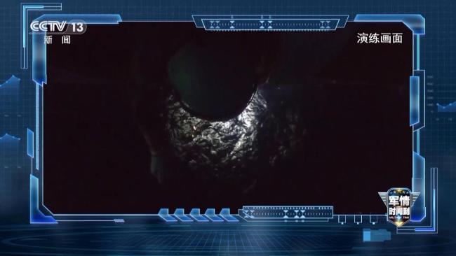 搜救直升机是航母飞行员最后安全防线 24小时待命救援