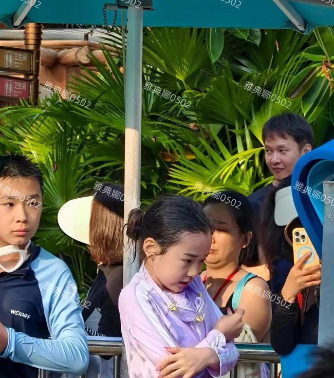 小酒窝做了长美甲