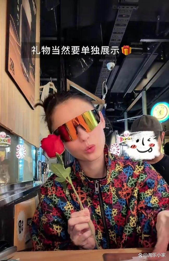 张柏芝情人节和大儿子约会