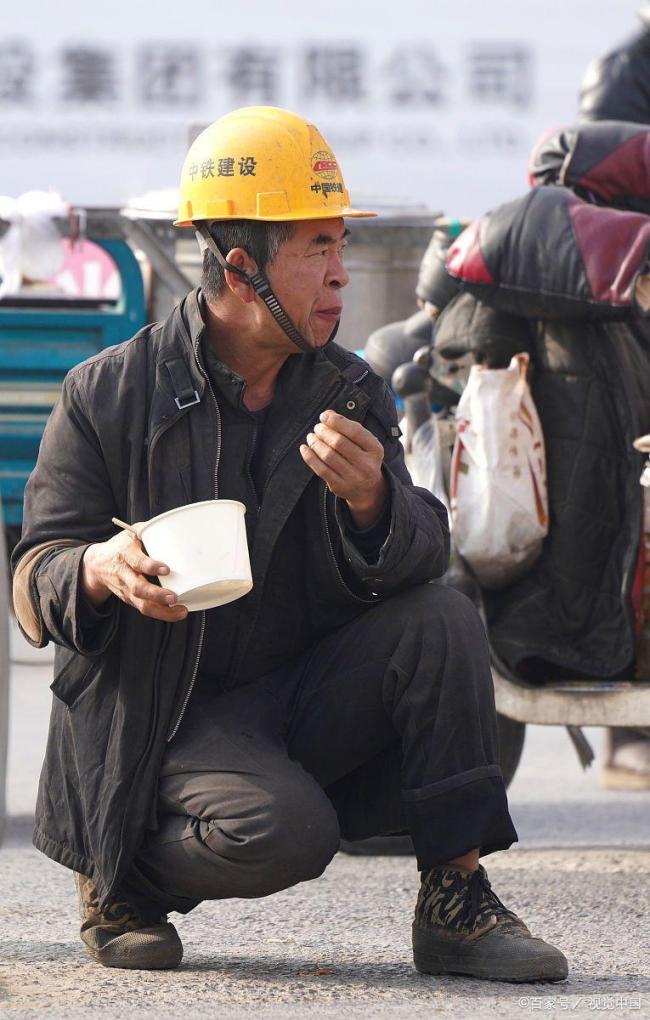 大爷挑着一床被子返乡 城市旯旮的鉴定与无奈