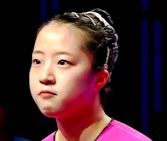 裁判无视中国队员举手示意 争议判罚引发热议