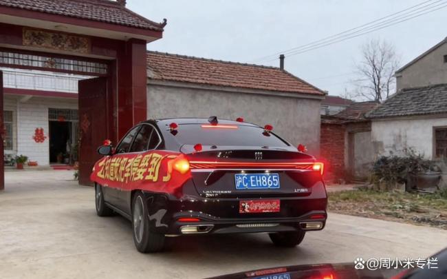 男人7小时开车600公里陪太太过情东谈主节 针织爱情愫动世东谈主