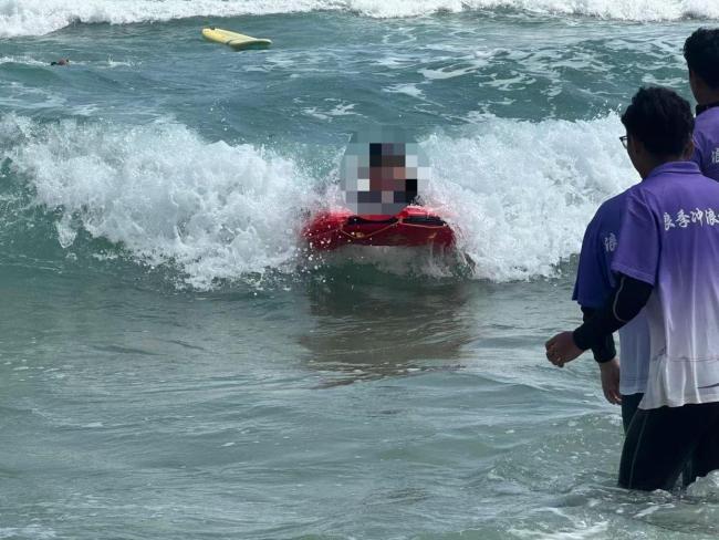 海南万宁救援人员海中救起被困父子 U型机器人助力成功救援