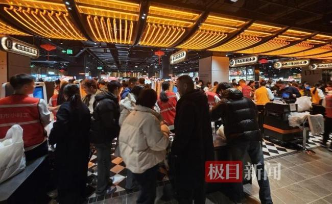 顾客在胖东来买5000元年货花500寄出 春节前快递高峰