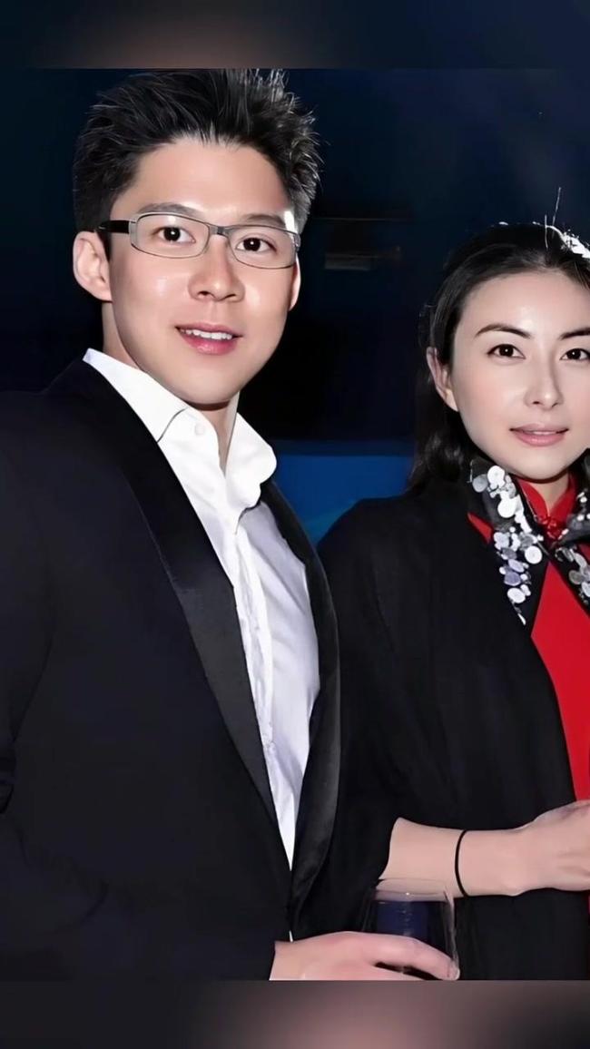 霍启刚三兄弟飞米兰为父庆生 体育世家的温情时刻