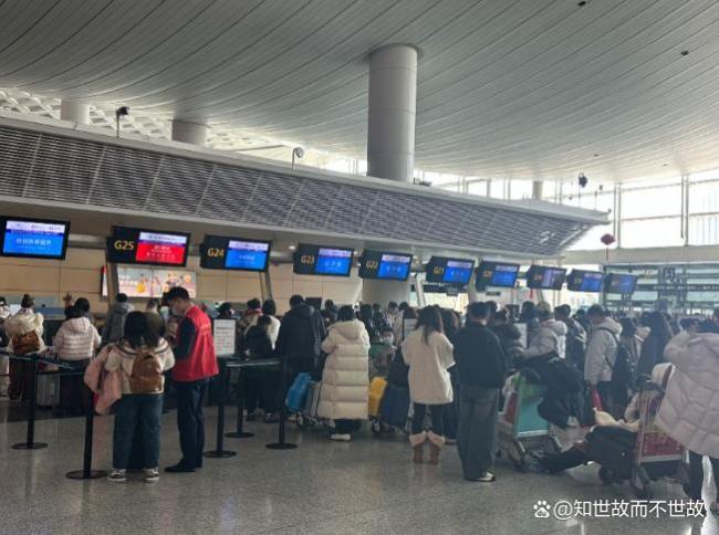 家政大姐带4个空瓶回家过年 祥瑞归来即为年