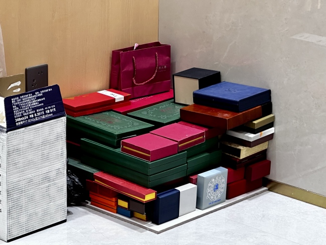 年轻人涌向广州打金一条街 春节打金热