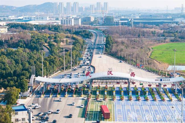 武汉西收费站单日车流冲突4.4万辆 创历史新高