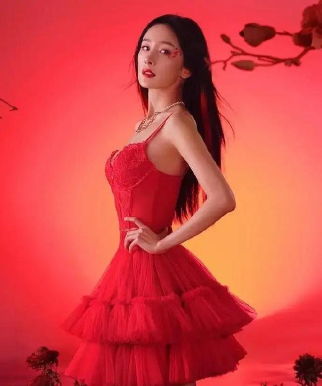 杨幂贺岁图 红裙照火出圈