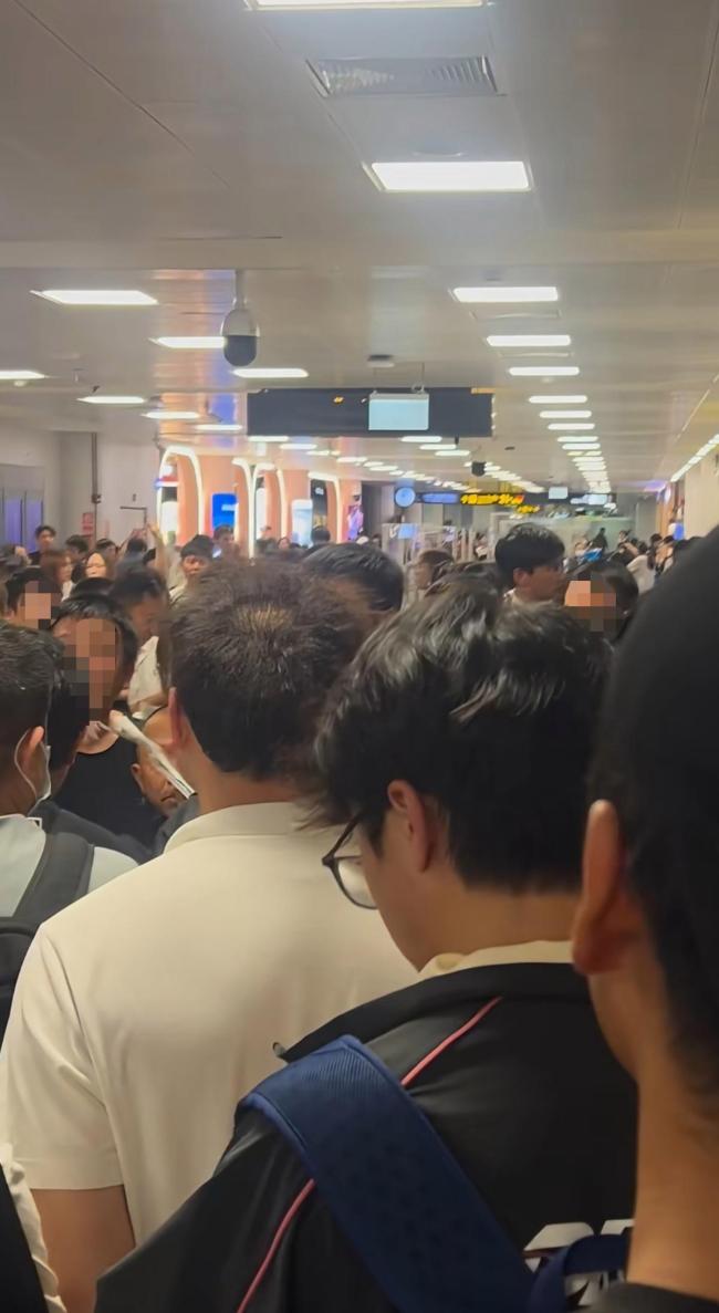 泰国机场凌晨堵满中国东谈主