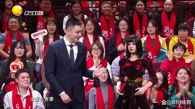 杨鸣被美女机器人调侃爱好蹦高 赛场蹦高成笑点