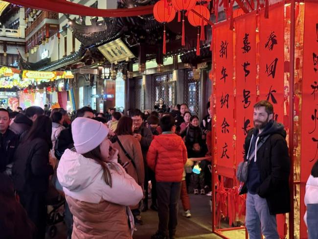 来中国的外国人也爱上了中国年