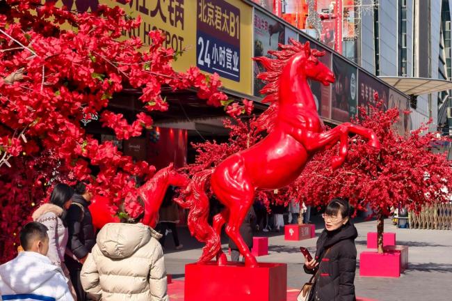 北京商圈年味拉满 马年新春盛装迎客