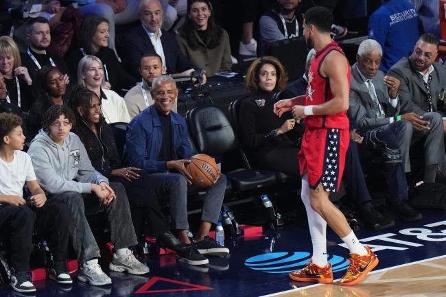 奥巴马现身NBA全明星前排观赛