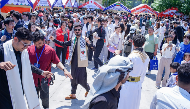 义乌外国人沉浸式融入中式生活 中西混搭快乐翻倍