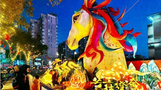 上海街头新春树灯璀璨福袋摇拽送福 年味十足迎新春