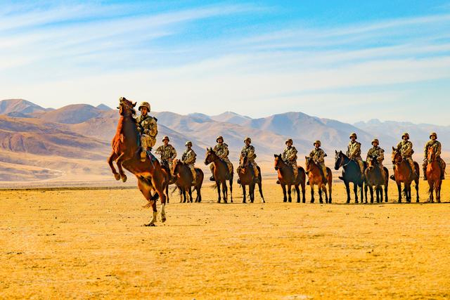 战机战马首次合体为你送上新春祝福 乘势奋蹄共赴新程
