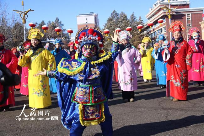 新疆阿勒泰：雪都社火闹新春