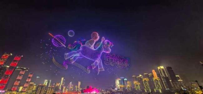 除夕夜万架无人机“赛博”拜年 光影盛宴迎新春