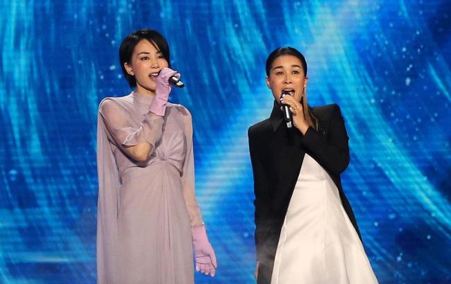 王菲春晚表演 女儿发“挖嘞个亲娘” 岁月流转歌声依旧