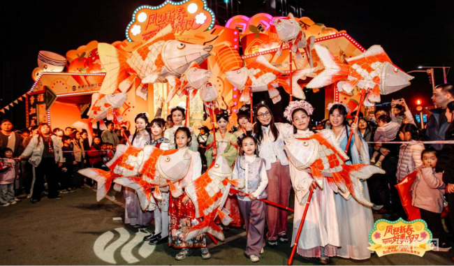 广东佛山迎春花市人山人海 新春消费热力涌动