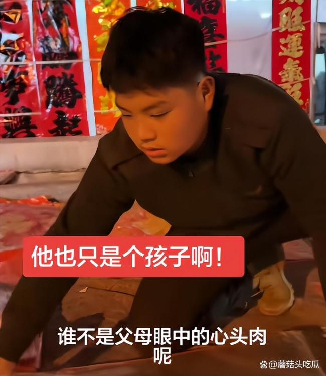 父亲去世母亲手术14岁男孩摆摊卖对联 小小年纪扛起家庭重担