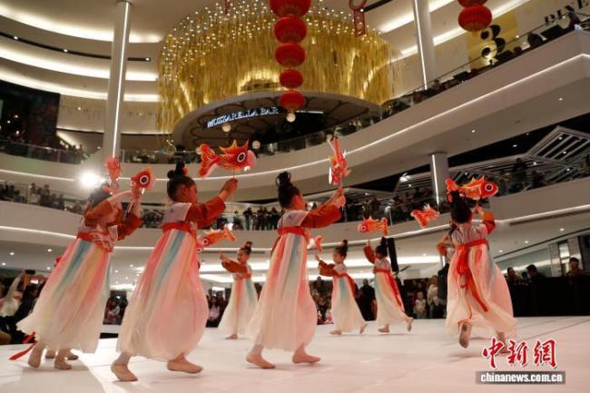 中外“反向过年”流行背后有何深意 双向奔赴的文化交流