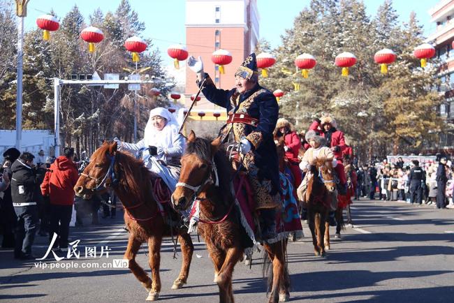 新疆阿勒泰：雪都社火闹新春