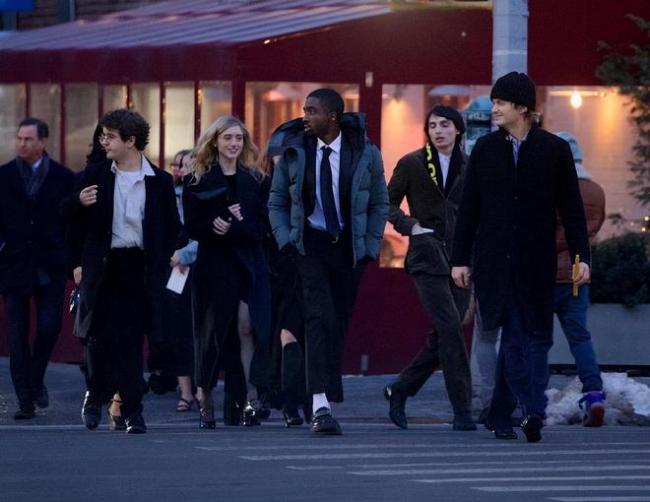 玛雅霍克成婚 《怪奇物语》剧组温馨重聚