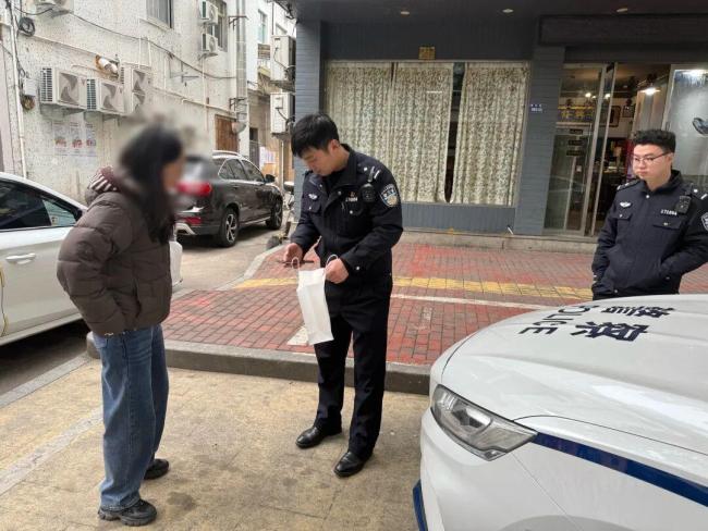 女子打扫老房子,意外