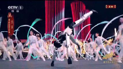 百台“机器熊猫”亮符合宾分会场 全球首秀同步演绎