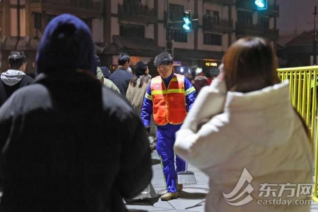 00后环卫工的除夕夜 守夜人点亮城市文明之光