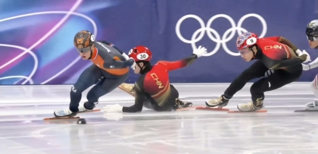 林孝埈无奈摇头 伤病困扰再摔倒