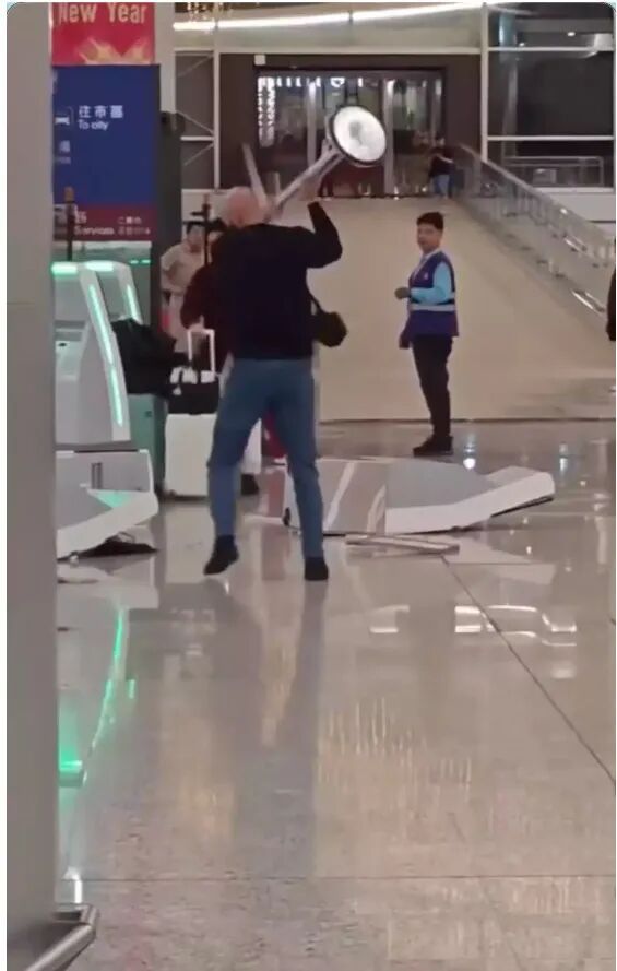 英男子大闹香港机场打砸自助机器被捕