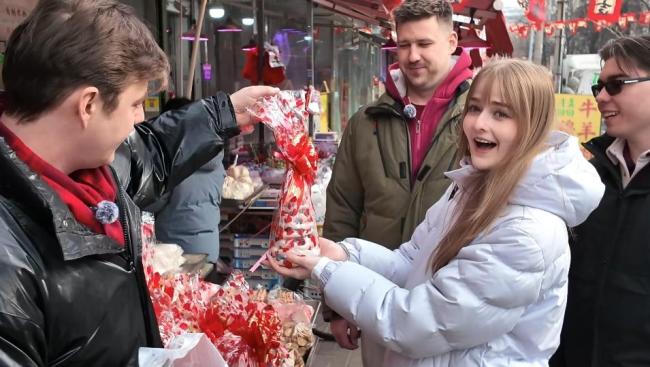 匈牙利友人探寻中国春节文化密码 体验年味儿之旅