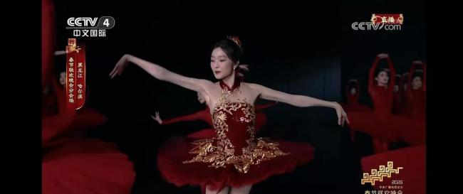 孙千春晚哈尔滨分会场芭蕾舞惊艳亮相 红裙旋转冰雪中