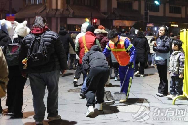 00后環(huán)衛(wèi)工的除夕夜 守夜人點亮城市文明之光