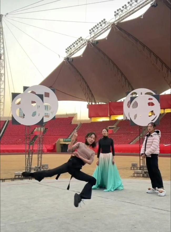 女演员抗癌归来五登春晚 又出名场面 春神飞天惊艳观众