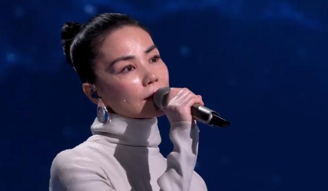 王菲水滴耳环 春晚歌声再引热议