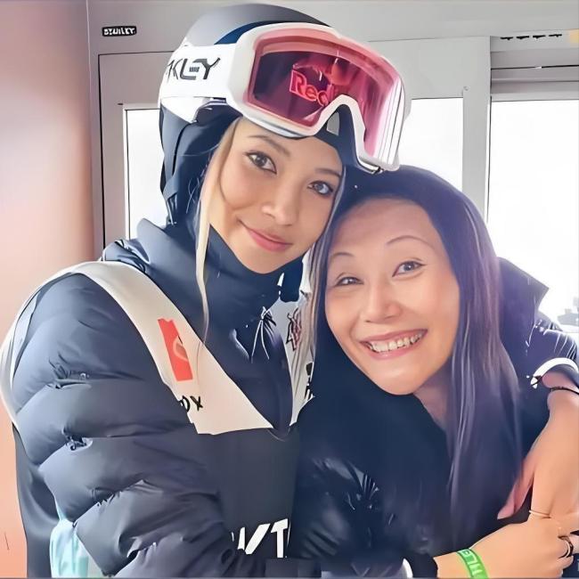 谷爱凌自由式滑雪女子大跳台摘银 母女情深共战冬奥