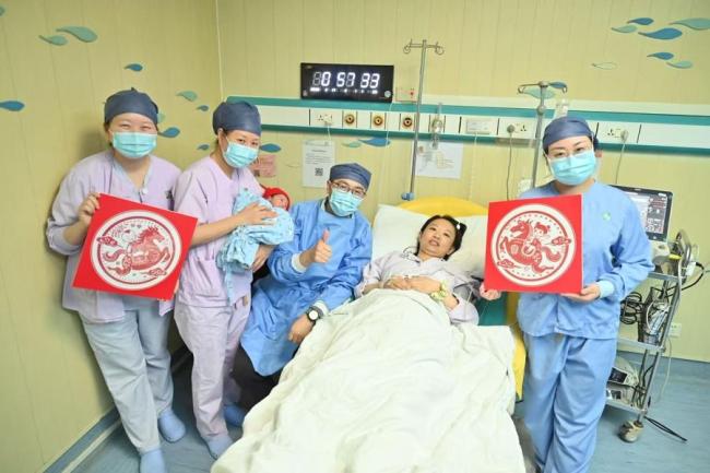 春晚开始时新生儿发出第一声啼哭 马宝宝迎新春