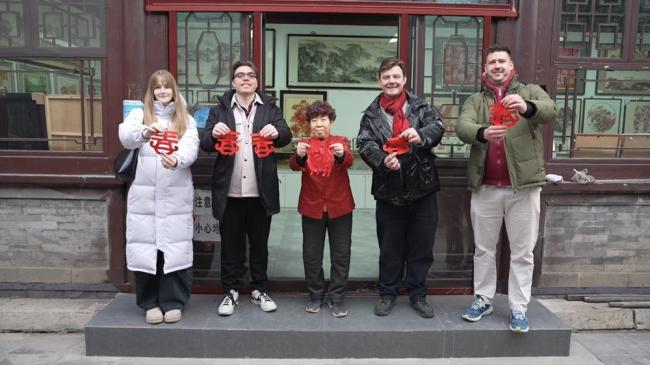 匈牙利友人探寻中国春节文化密码 体验年味儿之旅