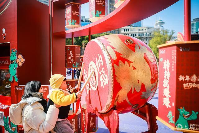 上海南京路新春阛阓眩惑万千旅客 年味浓郁喜迎新春