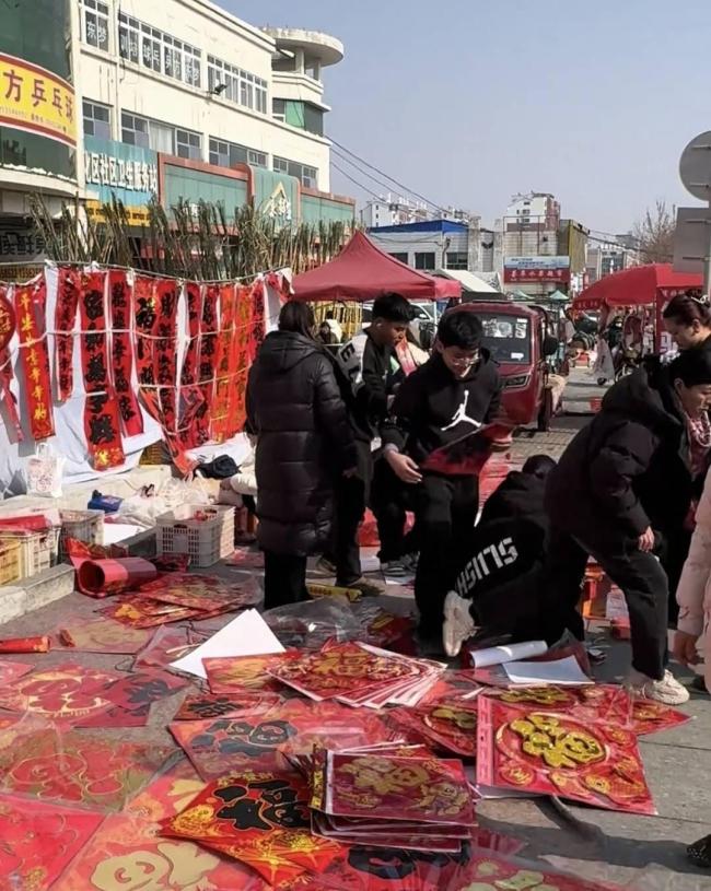 14岁龙凤胎摆摊卖春联13天营收3万 温暖故事感动全网