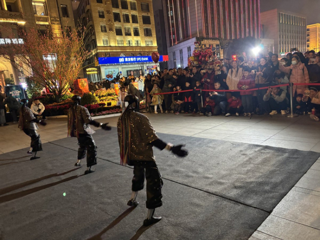 人形机器人在武汉表演舞蹈 科技与艺术共舞